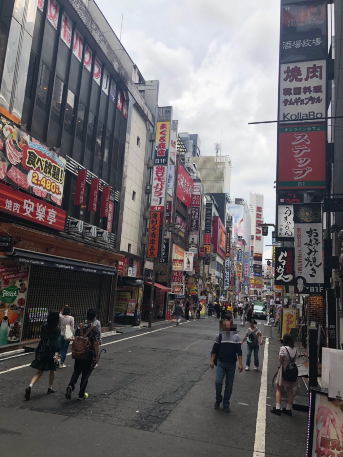 5.そのまま直進しますと左手に「博多天神ラーメン」と「とんかつにいむら」が見ててきます。