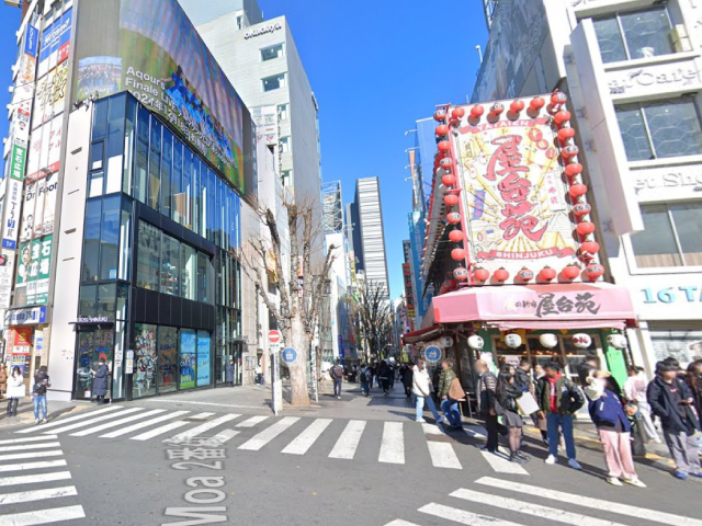 新宿アルタ横の(果樹園)通りを直進して下さい。